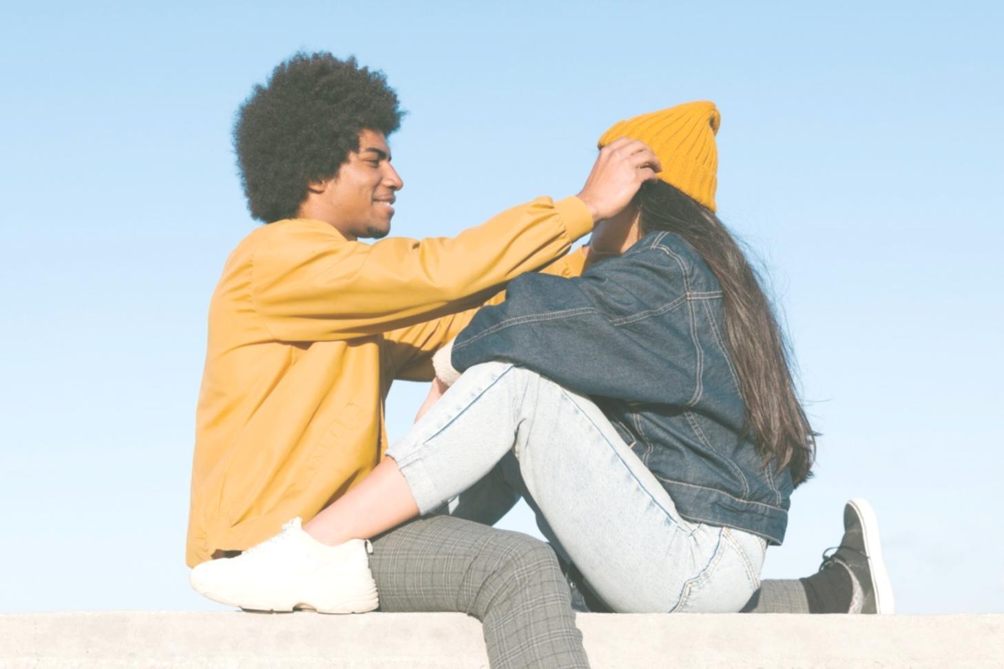 Famiglia che condivide un momento di connessione autentica