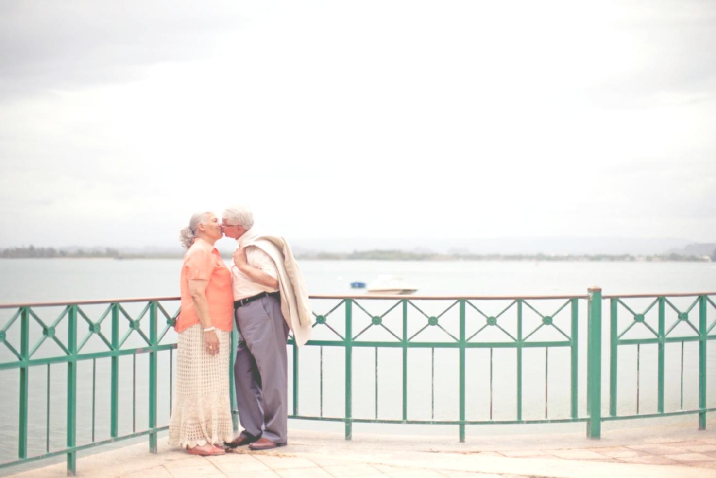 Famiglia riunita in un momento di dialogo sereno