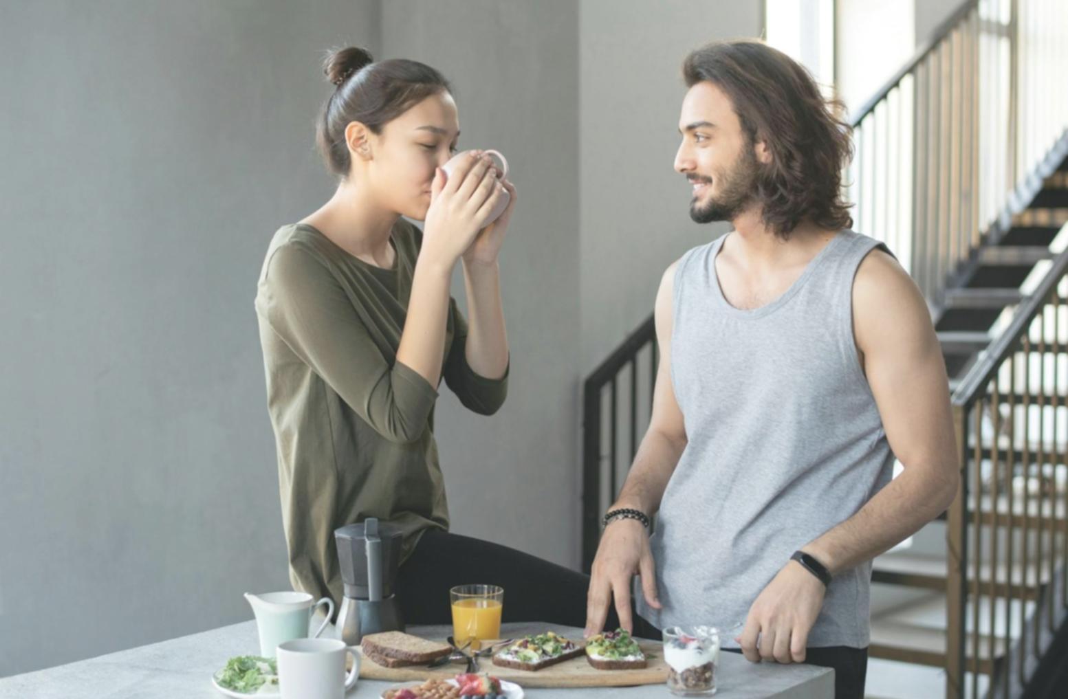 Famiglia che trascorre tempo insieme in un ambiente sereno e accogliente